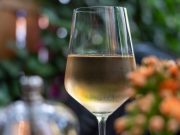 Біле вино руйнує зубну емаль