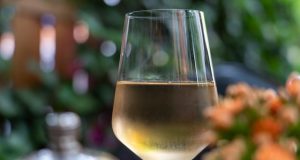 Біле вино руйнує зубну емаль