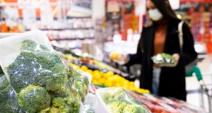 Вчені з’ясували, скільки пластику щорічно з’їдає людина, що купує їжу в упаковці