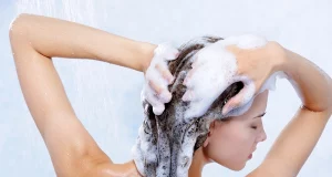 Навіщо обполіскувати волосся чаєм: 2 рецепти, які перетворять ваші локони