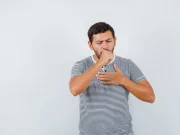 Біль у грудях при диханні: причини, діагностика та лікування