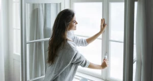 Як помити вікна і забути про них на рік: додаємо у воду копійчаний засіб з аптечки