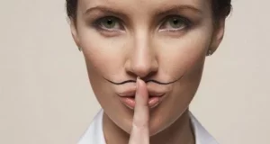 Як освітлити вуса перекисом