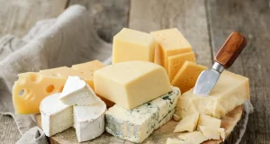 Як продовжити свіжість сиру у вашому холодильнику