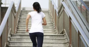 Ходьба по сходах. Корисніше підніматися або спускатися