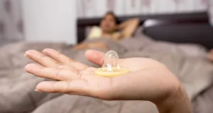 Вчені встановили які люди схильні таємно знімати презерватив під час сексу