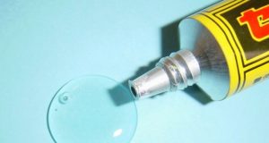 Як видалити клей з пластику