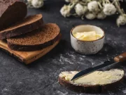 Простий рецепт домашнього вершкового масла: Вершкова насолода з простих вершків