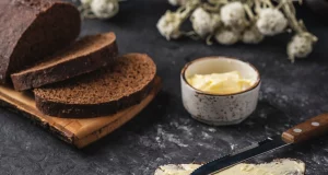 Простий рецепт домашнього вершкового масла: Вершкова насолода з простих вершків