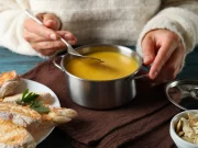 Просто додайте в суп кубики льоду — кухарська хитрість врятує при частій помилці