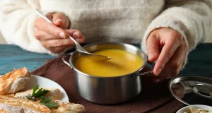 Просто додайте в суп кубики льоду — кухарська хитрість врятує при частій помилці