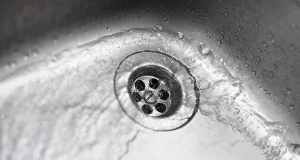 Як позбутися волосся у зливі раковини: кілька простих способів