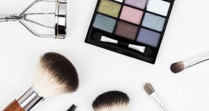 Сміливо викидайте: 5 засобів, які потрібно викинути з косметички