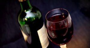 Чому червоне вино викликає головний біль: пояснення експертів