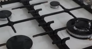 Гарний спосіб, як легко видалити весь багаторічний прилиплий бруд з будь-яких решіток на кухні