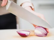 Спосіб врятувати заіржавілий ніж, застосовуючи його за призначенням — ріжте цей овоч