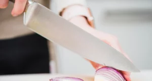 Спосіб врятувати заіржавілий ніж, застосовуючи його за призначенням — ріжте цей овоч