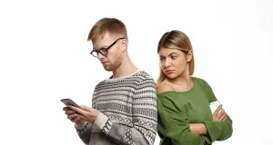 Чому насправді жінки перевіряють телефони чоловіків, розповіли психологи