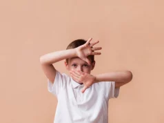 Прикмета про те, чому не можна дивитися на дитину через голову