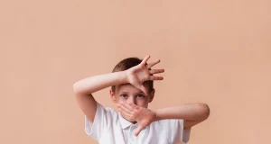 Прикмета про те, чому не можна дивитися на дитину через голову