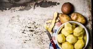 Хрустка картопля з часниковою пастою – простий і смачний рецепт