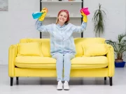 Як очистити м’який диван без хімчистки та агресивних засобів: незвичайний лайфхак