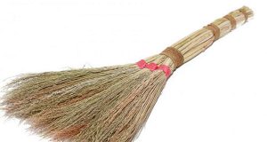 Чудовий побутовий лайфхак: як продовжити життя вінику та ефективно прибирати