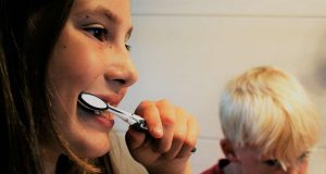 Чому важливо міняти руку під час чищення зубів