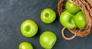 Для кого небезпечні зелені яблука: важливі поради від лікарів