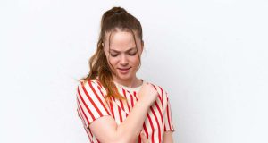 Як зволожити шкіру ліктів та повернути їй гладкість