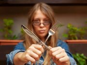 Простий трюк для продовження життя ваших ложок і виделок