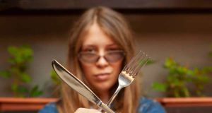 Простий трюк для продовження життя ваших ложок і виделок