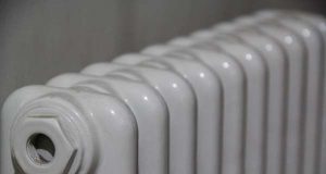 Навіщо надягати поліетиленовий пакет на батарею: простий спосіб очищення без зусиль