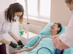 Коли потрібен цілодобовий догляд для літніх людей і як обрати пансіонат: фактори, що формують вартість