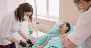 Коли потрібен цілодобовий догляд для літніх людей і як обрати пансіонат: фактори, що формують вартість