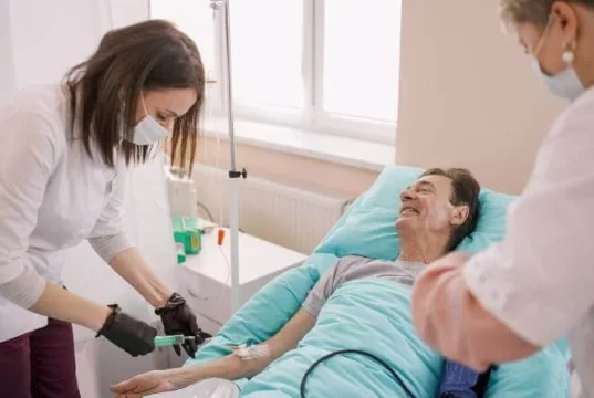 Коли потрібен цілодобовий догляд для літніх людей і як обрати пансіонат: фактори, що формують вартість