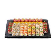 Доставка суши в Киеве: когда японская кухня приходит домой быстрее, чем высохнет васаби