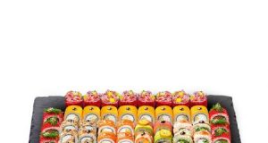 Доставка суши в Киеве: когда японская кухня приходит домой быстрее, чем высохнет васаби