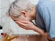 Якою водою краще вмиватися, щоб шкіру обличчя не стягувало Якою водою краще вмиватися, щоб шкіру обличчя не стягувало