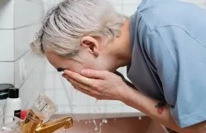 Якою водою краще вмиватися, щоб шкіру обличчя не стягувало Якою водою краще вмиватися, щоб шкіру обличчя не стягувало